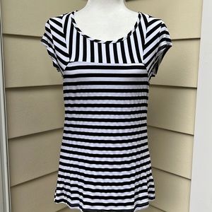 Pleione Contrast Stripe Short Sleeve Casual Top with Back Cutout Streetwear